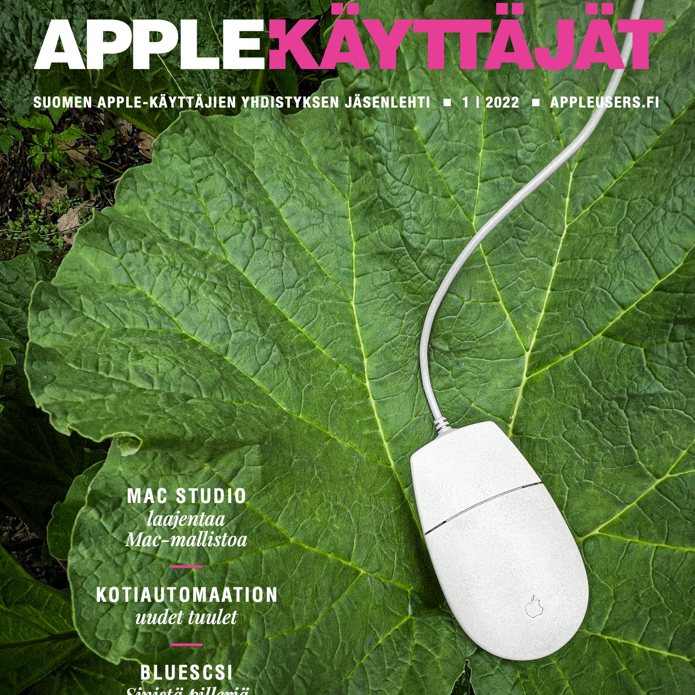Apple-käyttäjät 1/2022 lehden kansisivu. Kuvassa Apple Desktop Bus Mouse II vihreän raparperinlehden päällä, Apple-käyttäjät logo, sekä lehden artikkeleiden otsikoita.